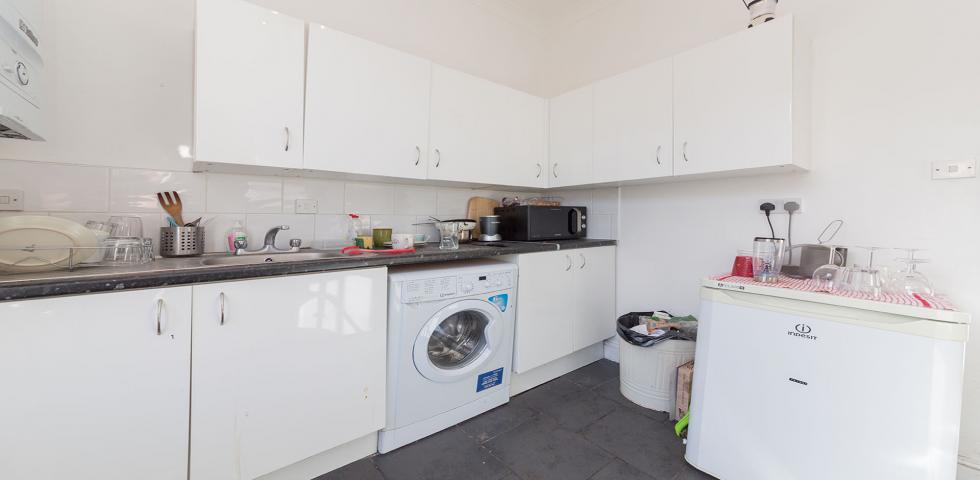 			LET, 4 Bedroom, 1 bath, 1 reception Flat			 Chesterton Road, LADBROKE GROVE